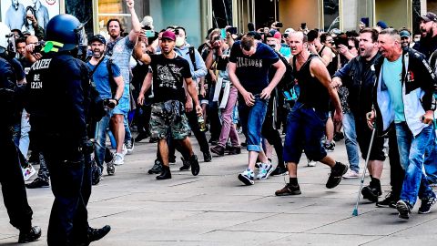 Berlin (Germany), 09/05/2020.- Right wing protestors attack police officers during a gathering on the Alexanderplatz in Berlin, Germany, 09 May 2020. According to a spokesperson of the Berlin police a group of people moved from the surrounding of the so-called 'hygiene demonstration' at the Volksbuehne at Rosa-Luxemburg-Platz to Alexanderplatz. As moving in bigger groups still is prohibited due to the covid-19 security measures police started detaining participants at Alexanderplatz. The motivation of the people to gather was unclear. (Atentado, Protestas, Alemania) EFE/EPA/FILIP SINGER