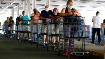 Personas hacen fila para entrar a un supermercado en San Juan (Puerto Rico). EFE