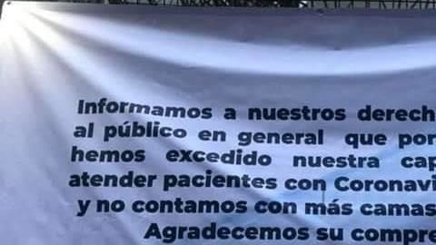 Manta a la entrada del Hospital 20 de Noviembre, en Ciudad de México.