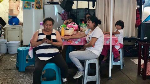 Marisol Rodríguez (blusa a rayas) y algunas otras mujeres otomíes que pelean por una vivienda en la CDMX