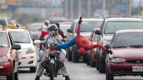 Steven Garmendia se gana la vida disfrazado del "Hombre Araña" en las calles de Managua.