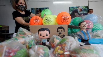 Personal de la marca el Chapo 701 entrega juguetes y dulces a niños en situación vulnerable este sábado, como conmemoración del Día del Niño, celebrado el pasado 30 abril, y como apoyo ante la contingencia sanitaria por COVID-19, en la ciudad de Guadalajara, estado de Jalisco (México).