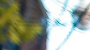 Una mujer  camina con su bebé  por una calle de la Villa 31, una de las más peligrosas de  Buenos Aires.