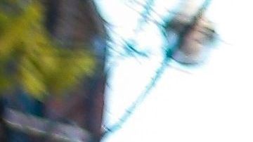 Una mujer  camina con su bebé  por una calle de la Villa 31, una de las más peligrosas de  Buenos Aires.