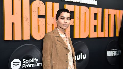 Zoe Kravitz se entretiene con su perro Scout durante este confinamiento.