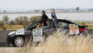 Videos impactantes: Camión cisterna enorme trata de arrollar a manifestantes en autopista de Minneapolis