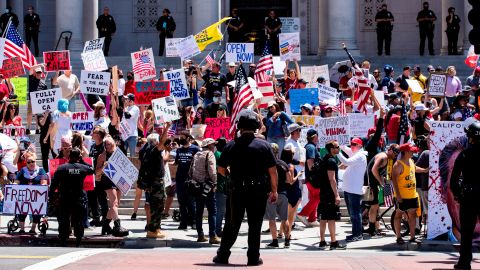 Grupo de manifestantes a las afueras del Ayuntamiento de Los Ángeles el viernes 1 de mayo de 2020.