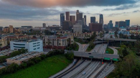 La autopista 110 durante hora pico viniendo de Pasadena al Downtown L.A. DAVID MCNEW/EFE