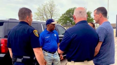 El alcalde Sylvester Turner (centro).