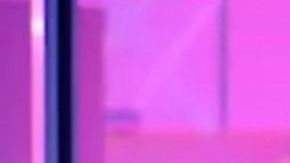 Ariana Grande en su video musical, "7 rings"