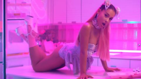 Ariana Grande en su video musical, "7 rings"