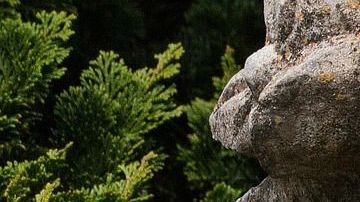 En esta escultura Buda es representado con un tercer ojo.