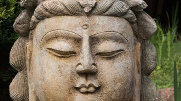 En esta escultura Buda es representado con un tercer ojo.