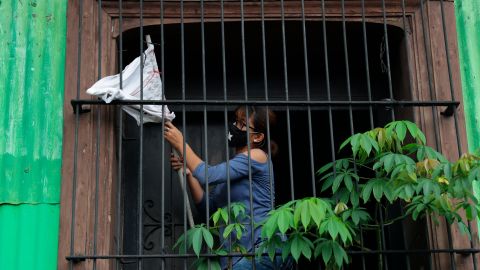 ES5001. SAN SALVADOR (EL SALVADOR), 15/07/2020- Un grupo de familias cuelgan banderas blancas en señal de necesidad de alimentos para enfrentar la cuarentena por la pandemia de la COVID-19 este viernes, en San Salvador (El Salvador). Un grupo de familias de la capital de El Salvador colgó banderas blancas en señal de que necesitan alimentos para enfrentar la cuarentena por la pandemia del COVID-19 y de que sus recursos se han agotado, según pudo constatar Efe este viernes. EFE/ Rodrigo Sura