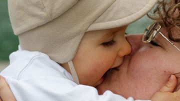 El intercambio de saliva en un beso de padre a hijo podría transferir gérmenes a la boca del pequeño.