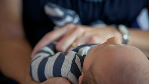 A la madre le tuvieron que practicar una cesárea a los 8 meses de gestación tras dar positivo.