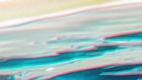 El agua no transmite el coronavirus pero la cercanía a oras personas sí.