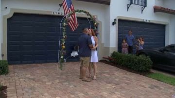 La pareja se dio el "sí quiero" frente al portal de su casa.