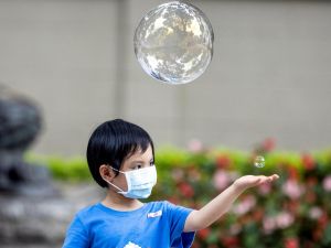 Dos niños caen muertos mientras usaban mascarilla en clase de gimnasia