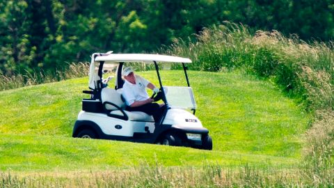 Trump en un carrito de golf.