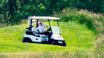 Trump en un carrito de golf.