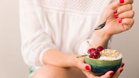 Aunque no existe un alimento que te ayuda a prevenir el cáncer, una dieta saludable basada en plantas (o sea una variedad de vegetales, frutas, granos integrales, frijoles o habichuelas, etc.), puede ayudar a prevenir el cáncer, de acuerdo con el American Institute for Cancer Research (AICR).