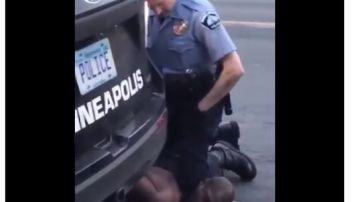 Captura de video: el oficial sofocando a George Floyd.