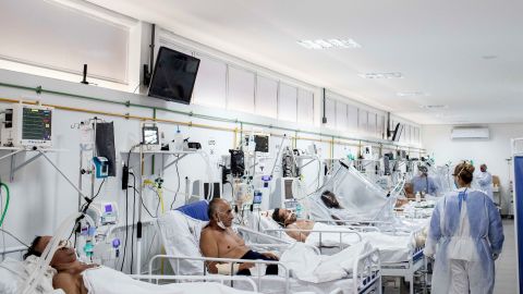 AME1217. MANAOS (BRASIL), 20/05/2020.- Fotografía de este miércoles que muestra una sala con pacientes en tratamiento de COVID-19 en el Hospital Municipal de Campaña Gilberto Novaes, en la ciudad de Manaos, Amazonas (Brasil). El hospital tiene dos unidades de cuidados intensivos, dos unidades de cuidados intermedios y 17 salas y está actualmente a su máxima ocupación. EFE/ RAPHAEL ALVES