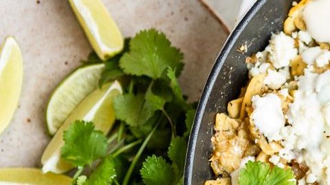 Las palabras náhuatl más cercanas al nombre “chilaquiles” son “chilli” y “quilitl”, que significa “bañado en salsa de chile” o hierbas verdes en caldo de chile.
