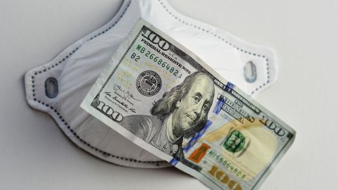 Si es necesario utilizar efectivo o tarjeta de débito, los expertos aconsejan utilizar desinfectante de manos inmediatamente después de pagar.