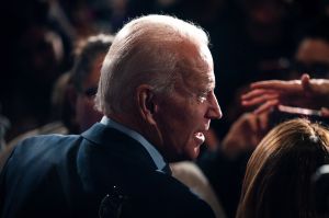 Mujer que acusa a Biden de acoso sexual dice que el demócrata debe retirarse de la carrera presidencial