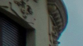 Varios peatones cruzan una calle delante de una bandera que ondea a media asta en memoria de las víctimas de coronavirus en Santander. EFE/Román G. Aguilera/Archivo