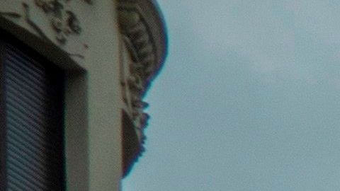 Varios peatones cruzan una calle delante de una bandera que ondea a media asta en memoria de las víctimas de coronavirus en Santander. EFE/Román G. Aguilera/Archivo