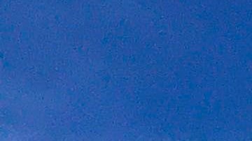 Una pareja camina en el parque South Pointe en Miami Beach.