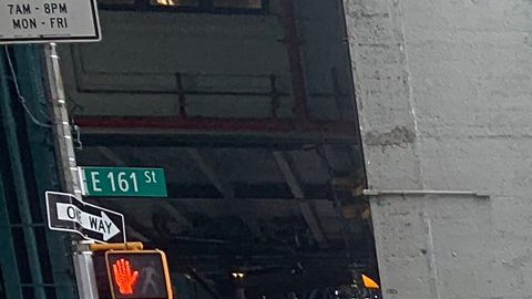 El concejal Rodríguez presentó su propuesta apoyado por la medalista olímpica en esgrima de Brooklyn, Nzingha Prescod. (Foto: Cortesía)