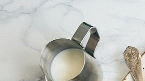 De acuerdo con los expertos integrar el consumo de alimentos como el yogurt, bananas, manzanas, kefir, aguacate y avena, beneficia la salud intestinal.