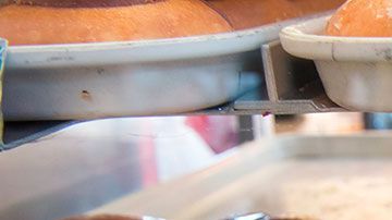 Esta gran cantidad de donas servirá para compartirlas con los otros empleados.