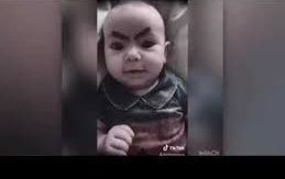 Las cejas dibujadas en la cara de este bebé son hilarantes.
