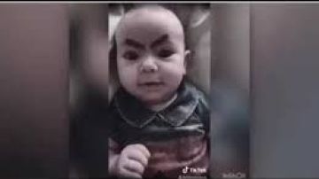 Las cejas dibujadas en la cara de este bebé son hilarantes.