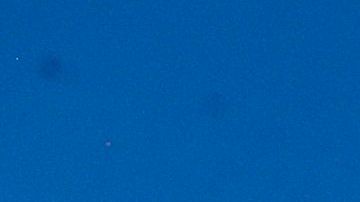 San Francisco (United States), 29/04/2020.- A person walks past a closed Gap retail store in San Francisco, California, USA, 28 April 2020. Six Bay Area counties announced in a joint statement that they will be extending shelter-in-place orders through to the end of May amid the coronavirus outbreak. (Estados Unidos) EFE/EPA/JOHN G. MABANGLO