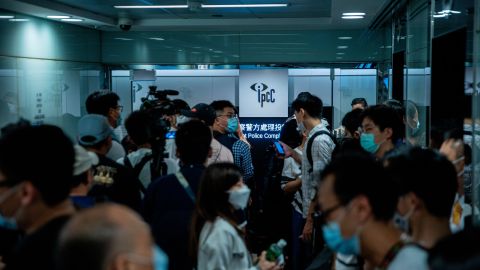 Manifestantes hongkoneses empezaron a usar mascarillas en las protestas de la pasada primavera.