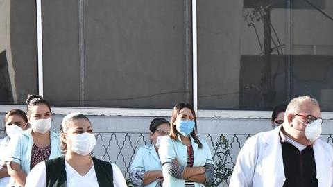 Protestan médicos por falta de equipo de protección y agresiones por parte de la sociedad.