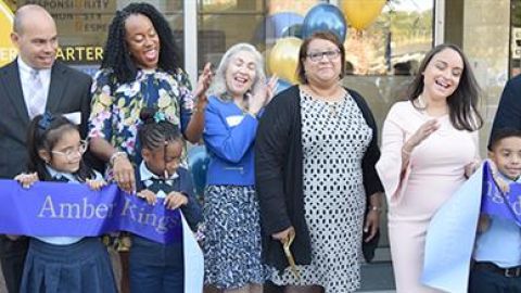 Acto de apertura de la nueva localización de Amber Charter School, en el vecindario de Kingsbridge, en El Bronx.