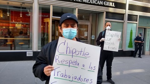 Trabajadores de Chipotle piden mejores medidas de seguridad para la salud./Cortesía
