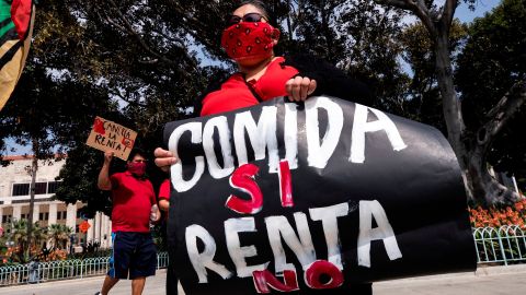 Los Angeles (United States), 30/04/2020.- A protester holds a poster reading 'Comida Si Renta No' (Food Yes, Rent No) during a rent strike demonstration in front of the Downtown City Hall amid the coronavirus pandemic in Los Angeles, California, USA, 30 April 2020. (Protestas, Estados Unidos) EFE/EPA/ETIENNE LAURENT