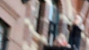 Manifestantes pidieron a agentes que se arrodillaran.