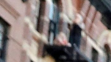 Manifestantes pidieron a agentes que se arrodillaran.