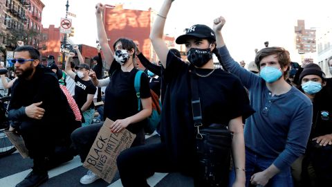 Manifestantes pidieron a agentes que se arrodillaran.