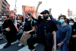 Videos: Policías de Nueva York y Nueva Jersey se arrodillan junto a manifestantes contra el racismo