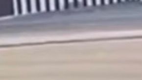 Imagen de la cámara de seguridad que captó el momento del apuñalamiento.